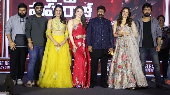 Daaku Maharaj Pre Release Event: డాకు మహారాజ్ మూవీ ఆదివారం (జనవరి 12) రిలీజ్ కానుంది. ఈ సినిమాకు బాబీ కొల్లి దర్శకత్వం వహించగా.. ప్రగ్యా జైస్వాల్, శ్రద్ధా శ్రీనాథ్, ఊర్వశి రౌతేలా నటించారు.