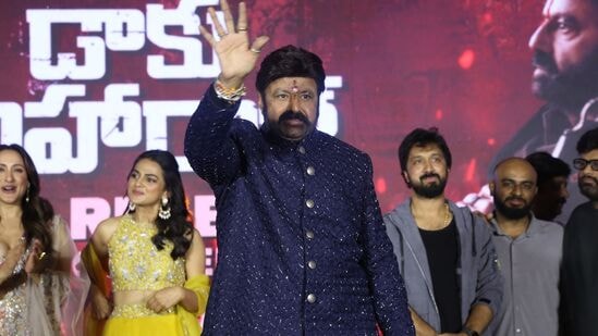 Daaku Maharaj Pre Release Event: డాకు మహారాజ్ మూవీని ప్రేక్షకులు ఎలా రిసీవ్ చేసుకుంటారో అన్న ఆందోళన మొదట్లో తమకు కలిగిందని బాలయ్య అన్నాడు. టీజర్ డల్లుగా ఉందన్నారు. ట్రైలర్ ఫర్వాలేదన్నారు.. ఇప్పుడు రిలీజ్ ట్రైలర్ కు మాత్రం అదిరిపోయే రెస్పాన్స్ వస్తోందని అతడు చెప్పాడు.