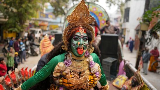 మహాకుంభమేళాకు మరో రెండు రోజుల సమయం ఉండటంతో నాగ సాధువులు ప్రయాగ్ రాజ్ కు చేరుకుంటున్నారు.కాళీ వేషధారణలో ఉన్న నాగ సాధువు ఫోటో ఒకటి సోషల్ మీడియాలో వైరల్ అవుతోంది.
