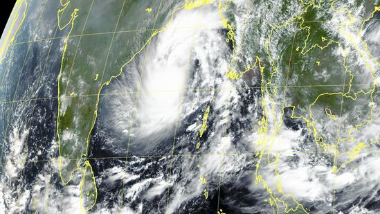 ఇక రాబోయే 5 రోజుల్లో రాష్ట్రంలో అక్కడక్కడ ఉదయం సమయంలో పొగమంచు కురిసే అవకాశం ఉంది. ఈ 3 రోజుల్లో కనిష్ణ ఉష్ణోగ్రతలు సాధారణంగా ఉంటాయని హైదరాబాద్ వాతావరణ కేంద్ర వివరించింది.&nbsp;