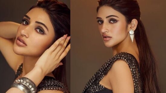 శ్రీలీల బ్లాక్ శారీ లుక్‍కు నెటిజన్లు ఫిదా అవుతున్నారు. నలుపు రంగు చీరలో అందాల మెరుపులతో మెరిసిపోతున్నారని కామెంట్స్ చేస్తున్నారు. బ్యూటిఫుల్, వావ్ అంటూ చాలా మంది రాసుకొస్తున్నారు.&nbsp;