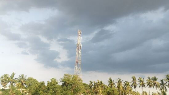 దక్షిణ కోస్తాలో ఇవాళ తేలికపాటి నుంచి మోస్తారు వర్షాలు లేదా ఉరుములతో కూడిన జల్లులు కురిసే అవకాశం ఉందని అమరావతి వాతావరణ కేంద్రం పేర్కొంది. రేపు కూడా ఇదే పరిస్థితి ఉండనుంది&nbsp;