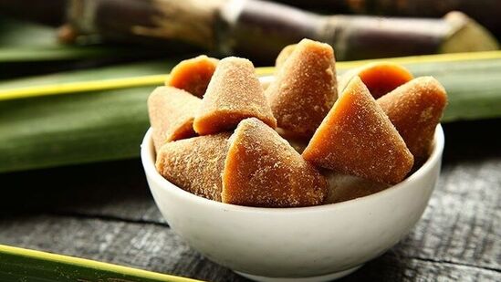 బెల్లంలో అందరికీ తెలిసినట్లుగానే ఐరన్‌తో పాటు..