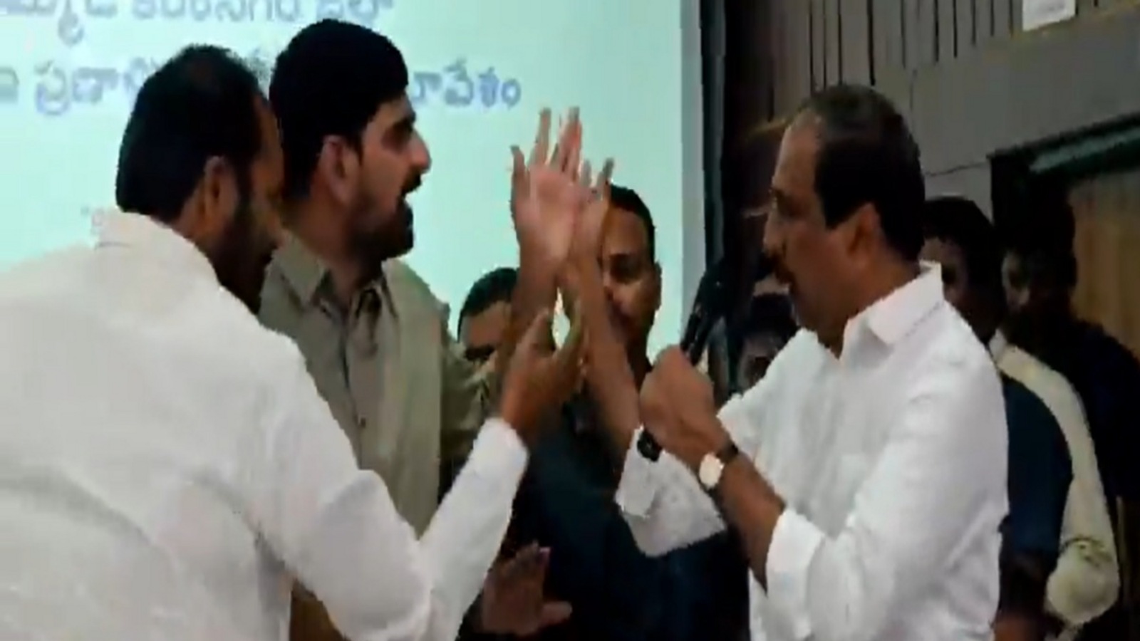 Kaushik Reddy Vs Sanjay Kumar : కరీంనగర్ కలెక్టరేట్ లో రసాభాస-ఎమ్మెల్యేలు కౌశిక్ రెడ్డి, సంజయ్ కుమార్ మధ్య తోపులాట