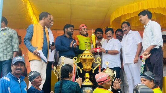 ప్రతి ఏటా ట్రోఫి పోటీలు నిర్వహిస్తామ‌ని ఎమ్మెల్యే స‌త్యానంద‌రావు తెలిపారు. ఈ పోటీలు ఉత్కంఠ భ‌రితంగా సాగాయి. పోటీల్లో విజేతుల‌కు రాష్ట్ర ప‌ర్యాట‌క శాఖ మంత్రి కందుల దుర్గేష్ బ‌హుమ‌తులు అంద‌జేశారు. అమెరికా నుంచి సంక్రాంతి పండుగ‌కు స్వదేశానికి వ‌చ్చిన 70 ఏళ్ల పైబ‌డిన వృద్ధురాలు స్విమ్మింగ్ పోటీల్లో పాల్గొన‌డం విశేషంగా నిలిచింది.(రిపోర్టింగ్ :జ‌గ‌దీశ్వర‌రావు జ‌ర‌జాపు, హిందుస్తాన్ టైమ్స్ తెలుగు)