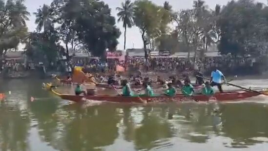 మినీ కేర‌ళ‌గా పేరొందిన కోన‌సీమ జిల్లా ఎప్పుడూ ప్రత్యేకంగానే నిలుస్తోంది. అక్కడి ప్రజ‌లు, నేత‌లు వేడుక‌ల్లో త‌మ ప్రత్యేక‌త‌ను చాటుకుంటారు. ఉభ‌య గోదావ‌రి జిల్లాల్లో సంక్రాంతి పండుగ అద్భుతంగా నిర్వహిస్తారు. ఈ పండుగ‌ను పుర‌స్కరించుకుని అనేకనేక కొత్త కొత్త ఆలోచ‌న‌ల‌తో వేడుక‌లు నిర్వహిస్తున్నారు. కేర‌ళ అందాల‌కు మాత్రమే కాదు, కేర‌ళ సంప్రదాయ క్రీడ‌ల‌ను సైతం వార‌స‌త్వంగా నిర్వహిస్తామ‌ని అక్కడి ప్రజా ప్రతినిధులు అంటున్నారు.
