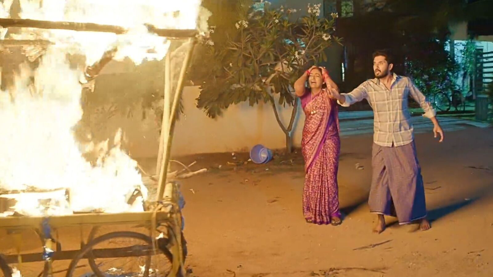 Karthika Deepam January 13th Episode: మంటల్లో కాలిపోయిన టిఫిన్ బండి.. బోరున ఏడ్చిన దీప.. నిజం తెలిసినా దాచేసిన కార్తీక్