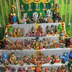 <p>బొమ్మల కొలువులో పై మెట్లపై దేవుళ్ళ బొమ్మలను ఉంచుతారు. అమ్మవారి బొమ్మలు కూడా వుంచే ఈచోటుని సత్వగుణానికి ప్రతీకగా నిర్వచిస్తారు. కింద వున్న మెట్లు పై ప్రాపంచిక జీవితానికి సంబంధించిన బొమ్మలు వుంచుతారు. అవి తామస గుణాన్ని ప్రతిబింబిస్తాయని అంటారు. మధ్యభాగములో క్షత్రియధర్మాన్ని తెలుపుతూ ఉండే రాజు, రాణి యుద్ధవీరుల వంటి బొమ్మల నుంచుతారు. ఇక అన్నిటికన్నా పై మెట్టు మీదవుంచే కలశాన్ని దేవీ కరుణకు సూచనగా బావిస్తారు. ఈ మూడు గుణాలను అధిగమించిన వారికి దేవీ కటాక్షము లభ్యమవుతుందని అంటారు. ఇదీ బొమ్మలకొలువు తత్వము. మెట్ల పై తెల్లని వస్త్రాన్ని పరచి ఆ పై బొమ్మలను అమర్చుతారు.</p>