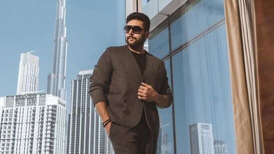 ఇక నుంచి తనను జయం రవి అని కాకుండా.. రవి మోహన్ అనే పిలవాలని నేడు ఓ లెటర్ రిలీజ్ చేశారు. తన వ్యక్తిగత, ప్రొఫెషనల్ జీవితానికి రవి మోహన్ అనే పేరు బాగుంటుందనిపిస్తోందని పేర్కొన్నారు.&nbsp;