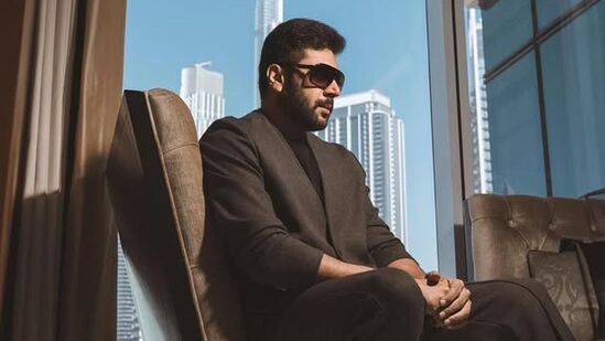 గత ఏడాదిలోనే తన భార్య ఆర్తితో రవి విడాకులు తీసుకున్నారు. ఈ విషయంపై కాస్త వివాదం కూడా నడిచింది. ఏకపక్షంగా రవి ఈ నిర్ణయం తీసుకున్నారని ఆర్తి ఆరోపించారు. రవి నటించిన కాదలిక నేరమిళ్లై మూవీ రేపు (జనవరి 14) పొంగల్ సందర్భంగా రిలీజ్ కానుంది.&nbsp;