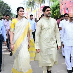 <p>సంక్రాంతి పండుగ వేడుకల కోసం కుటుంబంతో సహా నారావారిపల్లె వెళ్లారు మంత్రి లోకేష్. ఈ సందర్భంగా తన భార్య బ్రహ్మణికి మంగళగిరి చేనేత చీరను స్పెషల్ గిఫ్ట్‌గా ఇచ్చి సర్‌ప్రైజ్ చేశారు. బ్రహ్మణి సంక్రాంతి పండుగ రోజున మంగళగిరి చీర కట్టుకుని ప్రత్యేక ఆకర్షణగా నిలిచారు.&nbsp;</p>