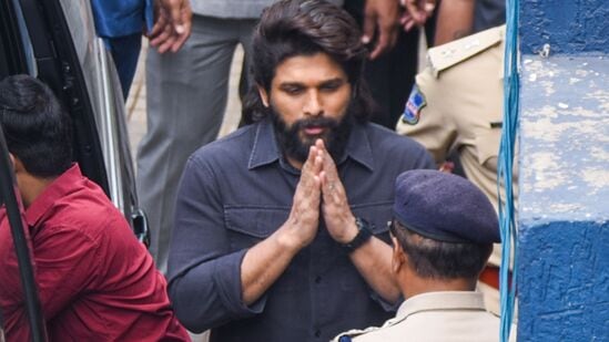 పుష్ప 2 ప్రీమియర్ల సందర్భంగా సంధ్య థియేటర్ వద్ద తొక్కిసలాట ఘటనలో ఓ మహిళ మృతి చెందగా.. ఆమె కొడుకు గాయపడ్డారు. ఈ కేసులో అల్లు అర్జున్ ఓ రోజు జైలులో ఉన్నారు. మధ్యంతర బెయిల్‍పై బయటికి వచ్చారు. ఇటీవలే ఆయనకు రెగ్యులర్ బెయిల్ వచ్చింది. చికిత్స పొందుతున్న శ్రీతేజ్‍ను ఆయన ఇటీవలే కలిసి, పరామర్శించారు అల్లు అర్జున్.&nbsp;
