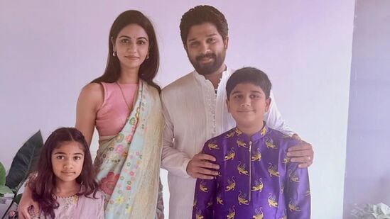 భార్య స్నేహా రెడ్డి, కొడుకు అయాన్, కూతురు అర్హతో కలిసి సంక్రాంతి వేడుకలు చేసుకున్నారు అల్లు అర్జున్. వైట్ కలర్ కుర్తా పైజామా ధరించి ట్రెడిషనల్ లుక్‍లో కనిపించారు.&nbsp;