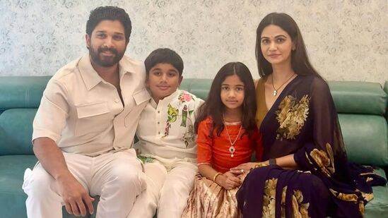 పుష్ప 2: ది రూల్ సినిమాతో చాలా బాక్సాఫీస్ రికార్డులను బద్దలుకొట్టేశారు ఐకాన్ స్టార్ అల్లు అర్జున్. భారీ బ్లాక్‍బస్టర్ సాధించారు. అయితే, సంధ్య థియేటర్ తొక్కిసలాట ఘటనలో చిక్కులను కూడా ఎదుర్కొన్నారు. &nbsp;నేడు (జనవరి 14) తన కుటుంబంతో కలిసి సంక్రాంతిని జరుపుకున్నారు అల్లు అర్జున్. &nbsp;
