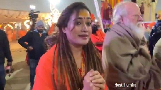 హర్ష నిరంజని అఖాడా సాధువులతో కలిసి రాజస్నానానికి బయలుదేరినప్పుడు సూర్యోదయం కూడా కాలేదు. తీవ్రమైన చలిలో, కాషాయ శాలువా ధరించి షాహీ స్నాన్ కు వెళ్లారు. నిరంజని అఖాడా శిబిరం నుండి బయలుదేరిన తరువాత, ఆమె రథం చేరే వరకు ఆమె చేతులు జోడించే ఉన్నారు. ఆ మార్గలో ఆమె ఫోటోలు తీయడానికి జనం ఎగబడ్డారు.
