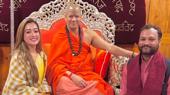 కైలాసగిరితో కలిసి ఉన్న నిరంజని అఖాడా ఫొటోను ఆమె తన ఇన్ స్టాగ్రామ్ లో ఖాతాలో పోస్ట్ చేశారు.