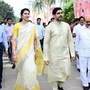 సంక్రాంతి పండుగ వేడుకల కోసం కుటుంబంతో సహా నారావారిపల్లె వెళ్లారు మంత్రి లోకేష్. ఈ సందర్భంగా తన భార్య బ్రహ్మణికి మంగళగిరి చేనేత చీరను స్పెషల్ గిఫ్ట్గా ఇచ్చి సర్ప్రైజ్ చేశారు. బ్రహ్మణి సంక్రాంతి పండుగ రోజున మంగళగిరి చీర కట్టుకుని ప్రత్యేక ఆకర్షణగా నిలిచారు. <p>సంక్రాంతి పండుగ వేడుకల కోసం కుటుంబంతో సహా నారావారిపల్లె వెళ్లారు మంత్రి లోకేష్. ఈ సందర్భంగా తన భార్య బ్రహ్మణికి మంగళగిరి చేనేత చీరను స్పెషల్ గిఫ్ట్గా ఇచ్చి సర్ప్రైజ్ చేశారు. బ్రహ్మణి సంక్రాంతి పండుగ రోజున మంగళగిరి చీర కట్టుకుని ప్రత్యేక ఆకర్షణగా నిలిచారు. </p>