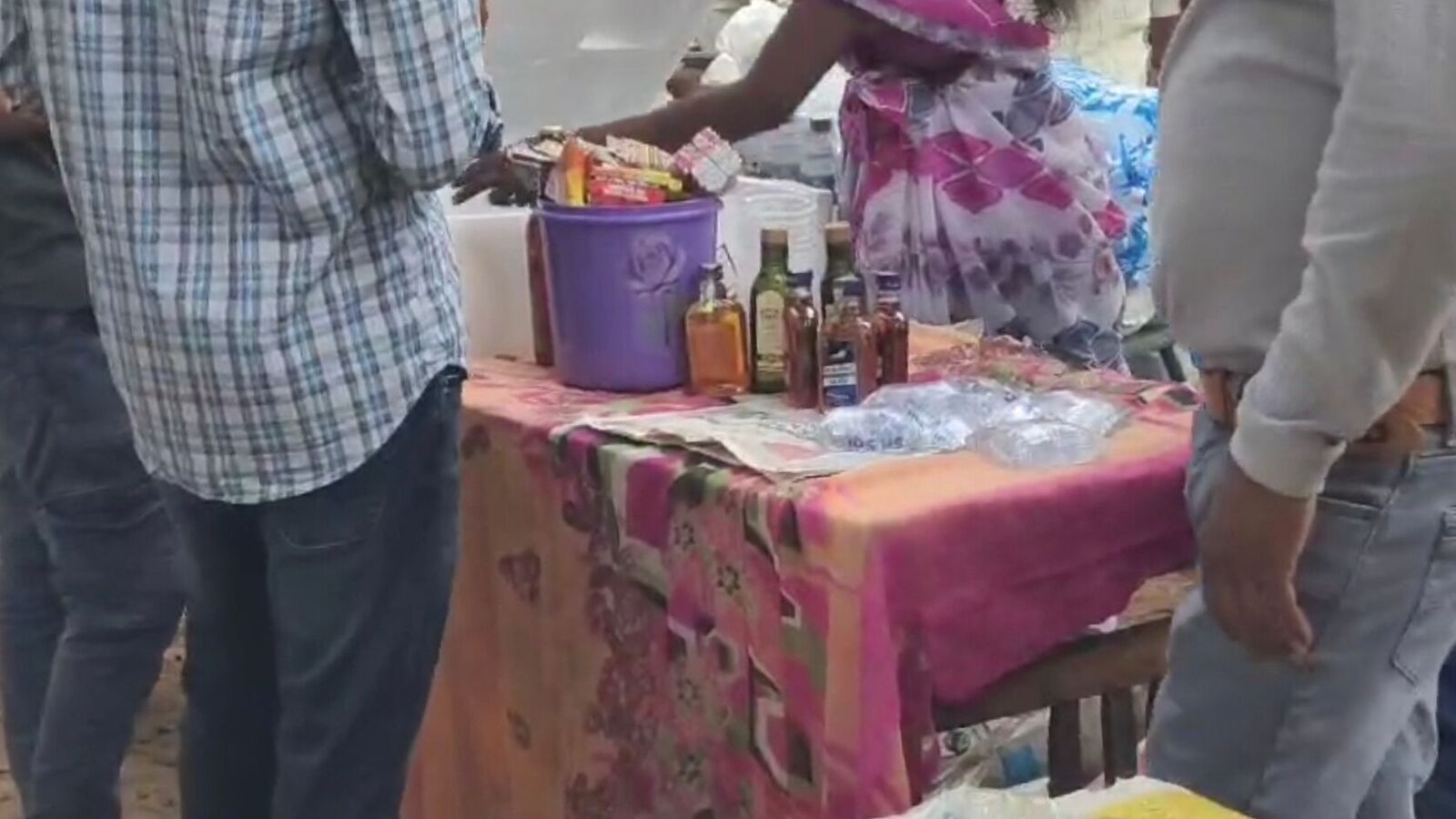 AP Sankranti Kodi Pandelu : అంతా బహిరంగమే...! కోడి పందేల బ‌రుల వ‌ద్ద ఏరులైపారుతున్న మ‌ద్యం..!