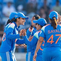 <p>India Women Cricket Team: ఈ మ్యాచ్ లో మొదట బ్యాటింగ్ చేసిన భారత్ 5 వికెట్ల నష్టానికి 435 పరుగులు చేసింది. 50 ఓవర్ల ఫార్మాట్ లో భారత్ కు ఇదే అత్యధిక ఇన్నింగ్స్ స్కోరు. మహిళల వన్డే క్రికెట్ చరిత్రలో ఇది నాలుగో అత్యధిక స్కోరు.</p>