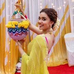 <p>Sankranthi Celebrations: గతేడాది డిసెంబర్లోనే పెళ్లి చేసుకున్న కీర్తి సురేష్ తన భర్త ఆంటోనీ తాటిల్ తో కలిసి తన ఇంట్లో సంక్రాంతిని ఘనంగా సెలబ్రేట్ చేసుకుంది.</p>