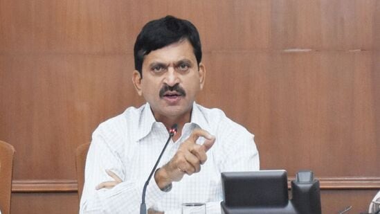 అయితే ప్రజాపాలన కార్యక్రమంలో పలువురు అప్లికేషన్ చేసుకోలేదు. దీంతో వారంతా గందరగోళానికి గురవుతున్నారు. ప్రస్తుతం ఇందిరమ్మ ఇళ్ల సర్వే కొనసాగుతున్న వేళ… తాము దరఖాస్తు చేసుకోవడానికి మరో అవకాశం లేదా అని కన్ఫ్యూజ్ అవుతున్నారు. అయితే వీరికి ప్రభుత్వం కీలక అప్జేట్ ఇచ్చింది. అర్హత ఉండి ప్రజాపాలన యాప్ లో నమోదు కానీ దరఖాస్తులు మ్యానువల్ గా నమోదు చేస్తామని ప్రకటించింది. ఇదే విషయాన్ని తాజాగా రాష్ట్ర మంత్రి పొంగులేటి శ్రీనివాస్ రెడ్డి ధ్రువీకరించారు.&nbsp;