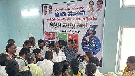 కొత్తగా దరఖాస్తు చేసుకునే వారి వివరాలను ఆన్ లైన్ చేసిన తర్వాత… వారి వివరాలను కూడా పరిశీలించి సర్వే నిర్వహిస్తారు. అర్హత ఉంటే సంబంధిత పథకాలకు అర్హులవుతారు.