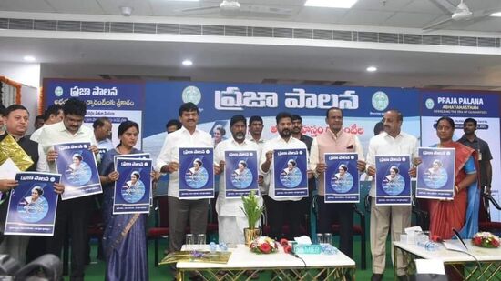 అయితే ప్రజాపాలనలో దరఖాస్తు చేసుకోలేని వారు… ఎంపీడీవో కార్యాలయాల్లో దరఖాస్తు చేసుకోవచ్చు. ఈ కేంద్రాల్లో స్పెషల్ డెస్క్ లు ఏర్పాటు చేశారు. ప్రజాపాలన దరఖాస్తు ఫామ్ కాకుండా.. తెల్ల కాగితంపై కూడా మీ వివరాలను రాసి ఇవ్వొచ్చు.&nbsp;
