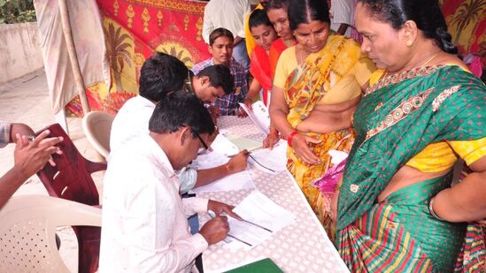 అయితే ఈ వివరాలను అధికారులు ఆన్ లైన్ చేశారు. ప్రస్తుతం పలు పథకాలకు ఈ వివరాల ఆధారంగా సర్వే నిర్వహిస్తున్నారు. ఇందిరమ్మ ఇళ్ల స్కీమ్ కు ఇదే తరహాలో సర్వే చేస్తున్నారు. ప్రజాపాలనలో దరఖాస్తు చేసుకున్న వారి వద్ద నుంచి వివరాలను సేకరిస్తున్నారు.