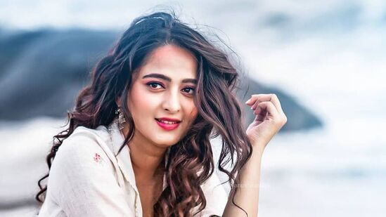 వేదం త‌ర్వాత అనుష్క‌, డైరెక్ట‌ర్ క్రిష్ కాంబోలో వ‌స్తోన్న సెకండ్ మూవీ ఇది. ఈ సినిమాను యూవీ క్రియేష‌న్స్ సంస్థ నిర్మిస్తోంది.&nbsp;