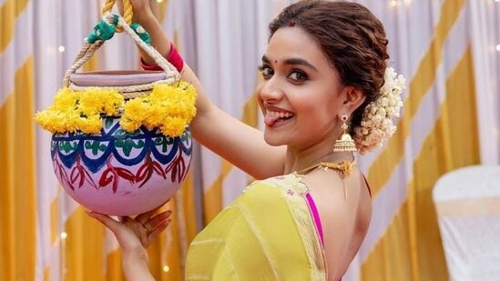 Sankranthi Celebrations: గతేడాది డిసెంబర్లోనే పెళ్లి చేసుకున్న కీర్తి సురేష్ తన భర్త ఆంటోనీ తాటిల్ తో కలిసి తన ఇంట్లో సంక్రాంతిని ఘనంగా సెలబ్రేట్ చేసుకుంది. <p>Sankranthi Celebrations: గతేడాది డిసెంబర్లోనే పెళ్లి చేసుకున్న కీర్తి సురేష్ తన భర్త ఆంటోనీ తాటిల్ తో కలిసి తన ఇంట్లో సంక్రాంతిని ఘనంగా సెలబ్రేట్ చేసుకుంది.</p>