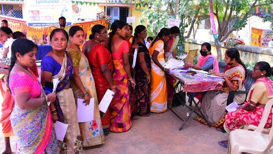 ఎంపీడీవో కార్యాలయాల్లో తీసుకునే దరఖాస్తులను కలెక్టరేట్ కు పంపిస్తున్నట్లు తెలిసింది. వీటిని పరిశీలించి… ఆన్ లైన్ లో ఎంట్రీ చేస్తున్నారు. అర్హత కలిగి ఉన్న వారు ఎవరైనా దరఖాస్తు చేసుకోకపోతే… ఎంపీడీవో కార్యాలయం లేదా గ్రామంలోని పంచాయతీ కార్యాలయాన్ని సంప్రదించాలని అధికారులు సూచిస్తున్నారు.&nbsp;