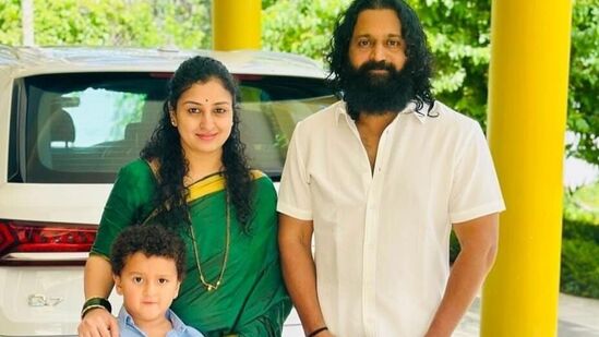 Sankranthi Celebrations: కన్నడ స్టార్ హీరో రిషబ్ శెట్టి తన భార్యా, పిల్లలతో కలిసి పొంగల్ సెలబ్రేషన్స్ లో పాల్గొన్నాడు.