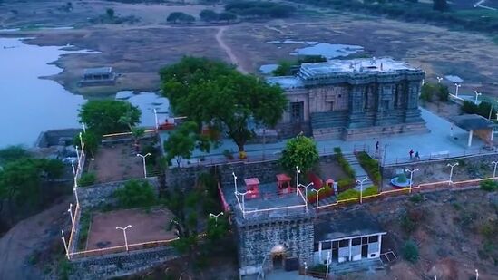 డిచ్‌పల్లి రామాలయం.. నిజామాబాద్ నుండి హైదరాబాద్ వెళ్లే మార్గంలో 20 కిలోమీటర్ల దూరంలో ఈ ఆలయం ఉంది. 14వ శతాబ్దంలో కాకతీయ రాజులు దీన్ని నిర్మించారని చరిత్ర చెబుతోంది. నలుపు, తెలుపు అగ్గిరాయితో ఈ ఆలయాన్ని నిర్మించారు. ప్రాచీన నిర్మాణ శైలికి ఈ రామాలయం ప్రసిద్ధి.