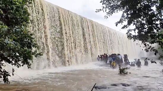 సిర్నాపల్లి ఒక చారిత్రక ప్రదేశం. ఇక్కడ రాణి జానకీబాయి నిర్మించిన అనేక భవనాలు, మందిరాలు ఉన్నాయి. అలాగే సమీపంలో జలపాతం కూడా ఉంది. సిర్నాపల్లి జలపాతాన్ని తెలంగాణ నయాగరా అని కూడా పిలుస్తారు. ఈ జలపాతం ప్రకృతి ప్రేమికులకు స్వర్గం.