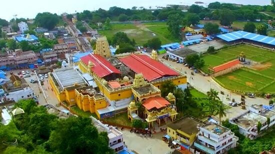 బాసర సరస్వతి దేవాలయం నిజామాబాద్- ఆదిలాబాద్ జిల్లాలో బార్డర్‌లో ఉంటుంది. కానీ.. దీన్ని నిజామాబాద్ జిల్లాకు చెందిన ప్రముఖ పర్యాటక కేంద్రంగా పరిగణిస్తారు. సరస్వతి దేవికి దక్షిణాదిన ఉన్న ఏకైక దేవాలయం ఇది. భారతదేశంలోని రెండు ప్రసిద్ధ సరస్వతి దేవాలయాలలో ఇది ఒకటి. రైళ్లు ఉంటాయి. నిజామాబాద్, నిర్మల్ నుండి బాసరకు బస్సులు, కార్లు అందుబాటులో ఉంటాయి.