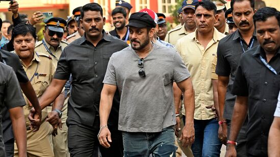 Saif Ali Khan: సల్మాన్ ఖాన్ నుంచి ఏపీ ధిల్లాన్ వరకు చాలా మంది సెలబ్రిటీల ప్రాణాలకు ముప్పు ఏర్పడింది. సల్మాన్ ఇంటిపై కాల్పులు జరిపిన తర్వాత ఆయన గెలాక్సీ అపార్ట్ మెంట్ బుల్లెట్ ప్రూఫ్ చేయించారు. గత ఏడాది ఇదే తరహా దాడిలో ఏపీ ధిల్లాన్ ప్రాణాలు కూడా కాపాడారు. Saif Ali Khan: సల్మాన్ ఖాన్ నుంచి ఏపీ ధిల్లాన్ వరకు చాలా మంది సెలబ్రిటీల ప్రాణాలకు ముప్పు ఏర్పడింది. సల్మాన్ ఇంటిపై కాల్పులు జరిపిన తర్వాత ఆయన గెలాక్సీ అపార్ట్ మెంట్ బుల్లెట్ ప్రూఫ్ చేయించారు. గత ఏడాది ఇదే తరహా దాడిలో ఏపీ ధిల్లాన్ ప్రాణాలు కూడా కాపాడారు.