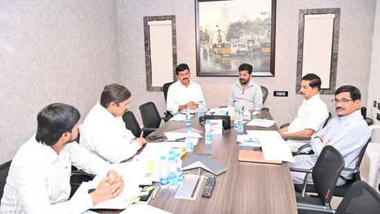 ప్రస్తుతం ఉన్న అధికార యంత్రాంగం సరిపోకపోతే… ఇతర శాఖల నుంచి అధికారులను తీసుకునే అవకాశం ఉంది. ఈ దిశగా ఇప్పట్నుంచే సర్కార్ కసరత్తు చేస్తోంది. సరిపడిన స్థాయిలో అధికారులను సర్దుబాటు చేసి.. స్కీమ్ అమలులో ఎలాంటి అడ్డంకులు రావొద్దని భావిస్తోంది. ప్రతి దశలోనూ ఎప్పటికప్పుడు సమాచారం తెలుసుకోవటంతో పాటు తీసుకోవాల్సిన నిర్ణయాల విషయంలో కూడా వేగంగా ముందుకెళ్లేలాని యోచిస్తోంది.&nbsp;