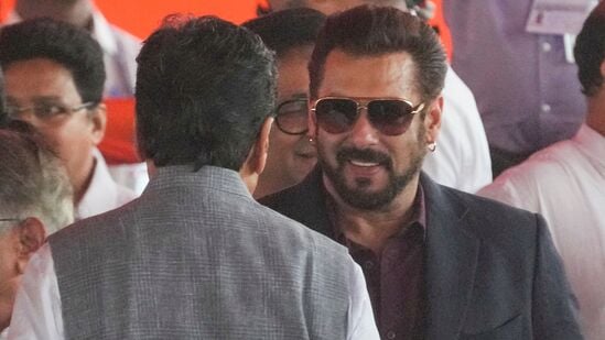 Saif Ali Khan: సల్మాన్ ఖాన్ విషయానికొస్తే.. ఆయన ఇంటిపై పలుమార్లు దాడి జరిగింది. గ్యాంగ్ స్టర్ లారెన్స్ బిష్ణోయ్ తో ఆయనకు చాలా కాలంగా శత్రుత్వం ఉంది. గత రెండు దశాబ్దాల్లో ఈ గ్యాంగ్ స్టర్ పలుమార్లు ఆయనపై దాడి చేశాడు. Saif Ali Khan: సల్మాన్ ఖాన్ విషయానికొస్తే.. ఆయన ఇంటిపై పలుమార్లు దాడి జరిగింది. గ్యాంగ్ స్టర్ లారెన్స్ బిష్ణోయ్ తో ఆయనకు చాలా కాలంగా శత్రుత్వం ఉంది. గత రెండు దశాబ్దాల్లో ఈ గ్యాంగ్ స్టర్ పలుమార్లు ఆయనపై దాడి చేశాడు.