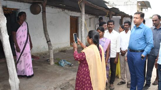 అర్హలను ఖరారు చేసిన తర్వాత… ఇంటి నిర్మాణ పనులు ప్రారంభం కానున్నాయి. ఈ సమయం కల్లా భారీ ఎత్తున అధికారుల సేవలు గృహ నిర్మాణశాఖకు అవసరపడనున్నాయి. దీంతో అప్రమత్తమైన తెలంగాణ ప్రభుత్వం…. ప్రత్యేక అధికారుల యంత్రాంగాలను బరిలోకి దించాలని యోచిస్తోంది.&nbsp;&nbsp;