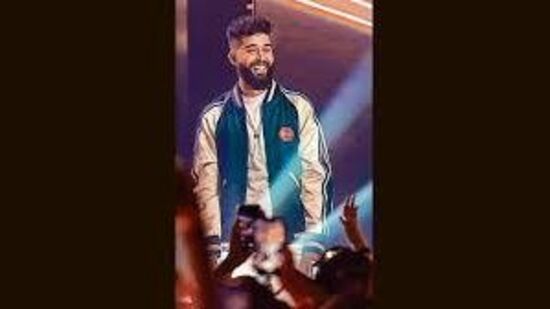 Saif Ali Khan: గత ఏడాది సెప్టెంబర్ లో కెనడాలోని పంజాబీ గాయకుడు ఏపీ ధిల్లాన్ ఇంటిపై 14 సార్లు కాల్పులు జరిగాయి. ఈ దాడిలో ఎవరూ గాయపడలేదు. అయితే గ్యాంగ్ స్టర్ లారెన్స్ బిష్ణోయ్ ఈ దాడికి బాధ్యత వహించాడు. సల్మాన్ ఖాన్ తో గాయకుడికి ఉన్న సాన్నిహిత్యాన్ని సోషల్ మీడియాలో ఒక పోస్ట్ లో ప్రస్తావించాడు. సల్మాన్ ఖాన్ కు దూరంగా ఉండాలని గాయకుడిని హెచ్చరించాడు. Saif Ali Khan: గత ఏడాది సెప్టెంబర్ లో కెనడాలోని పంజాబీ గాయకుడు ఏపీ ధిల్లాన్ ఇంటిపై 14 సార్లు కాల్పులు జరిగాయి. ఈ దాడిలో ఎవరూ గాయపడలేదు. అయితే గ్యాంగ్ స్టర్ లారెన్స్ బిష్ణోయ్ ఈ దాడికి బాధ్యత వహించాడు. సల్మాన్ ఖాన్ తో గాయకుడికి ఉన్న సాన్నిహిత్యాన్ని సోషల్ మీడియాలో ఒక పోస్ట్ లో ప్రస్తావించాడు. సల్మాన్ ఖాన్ కు దూరంగా ఉండాలని గాయకుడిని హెచ్చరించాడు.