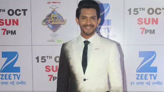 Saif Ali Khan: ఉదిత్ నారాయణ్ కుమారుడు ఆదిత్య నారాయణ్ తరచూ తన పాటల కంటే వివాదాల్లో ఎక్కువగా చిక్కుకుంటారు. అతను తరచూ బహిరంగంగా హంగామా సృష్టిస్తుంటాడు. అలాంటి ఒక సంఘటనలో, ఒక మహిళ గాయకుడిని చెంపదెబ్బ కొట్టింది. మీడియా రిపోర్టుల ప్రకారం ఆదిత్య నారాయణ్ ఒక మహిళతో అసభ్యంగా ప్రవర్తించినందుకు బహిరంగంగా చెంపదెబ్బ కొట్టారు. Saif Ali Khan: ఉదిత్ నారాయణ్ కుమారుడు ఆదిత్య నారాయణ్ తరచూ తన పాటల కంటే వివాదాల్లో ఎక్కువగా చిక్కుకుంటారు. అతను తరచూ బహిరంగంగా హంగామా సృష్టిస్తుంటాడు. అలాంటి ఒక సంఘటనలో, ఒక మహిళ గాయకుడిని చెంపదెబ్బ కొట్టింది. మీడియా రిపోర్టుల ప్రకారం ఆదిత్య నారాయణ్ ఒక మహిళతో అసభ్యంగా ప్రవర్తించినందుకు బహిరంగంగా చెంపదెబ్బ కొట్టారు. 