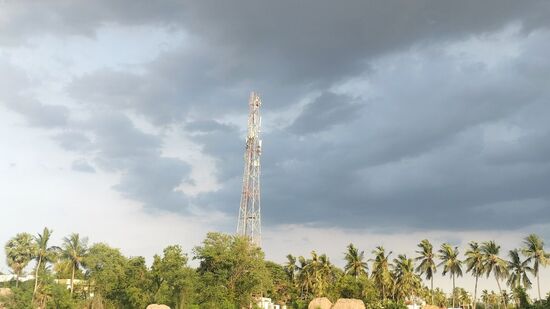 దక్షిణ కోస్తాలో చూస్తే ఇవాళ తేలికపాటి నుంచి ఒక మోస్తారు వర్షాలు కొన్నిచోట్ల కురిసే అవకాశం ఉంది. రేపు, ఎల్లుండి పూర్తిగా పొడి వాతావరణమే ఉండనుంది.&nbsp;