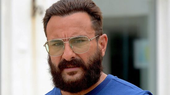 Saif Ali Khan: బాలీవుడ్ నటుడు సైఫ్ అలీ ఖాన్ పై గురువారం తెల్లవారుఝామున దాడి జరిగింది. కుటుంబ సభ్యులతో కలిసి నిద్రిస్తున్న సమయంలో దొంగలు బాంద్రాలోని అతని ఇంట్లోకి ప్రవేశించారు. కుటుంబ సభ్యుల ప్రాణాలను కాపాడేందుకు సైఫ్ దొంగలతో పోరాడి తీవ్రంగా గాయపడ్డాడు. ఆరుసార్లు దొంగలు నటుడిపై దాడి చేశారు. సైఫ్ ను వెంటనే లీలావతి ఆసుపత్రికి తరలించారు. అతను ప్రమాదం నుంచి బయటపడ్డాడు. అయితే సైఫ్ కంటే ముందు కూడా పలువురు బాలీవుడ్ నటులపై దాడులు జరిగాయి. <p>Saif Ali Khan: బాలీవుడ్ నటుడు సైఫ్ అలీ ఖాన్ పై గురువారం తెల్లవారుఝామున దాడి జరిగింది. కుటుంబ సభ్యులతో కలిసి నిద్రిస్తున్న సమయంలో దొంగలు బాంద్రాలోని అతని ఇంట్లోకి ప్రవేశించారు. కుటుంబ సభ్యుల ప్రాణాలను కాపాడేందుకు సైఫ్ దొంగలతో పోరాడి తీవ్రంగా గాయపడ్డాడు. ఆరుసార్లు దొంగలు నటుడిపై దాడి చేశారు. సైఫ్ ను వెంటనే లీలావతి ఆసుపత్రికి తరలించారు. అతను ప్రమాదం నుంచి బయటపడ్డాడు. అయితే సైఫ్ కంటే ముందు కూడా పలువురు బాలీవుడ్ నటులపై దాడులు జరిగాయి.</p>