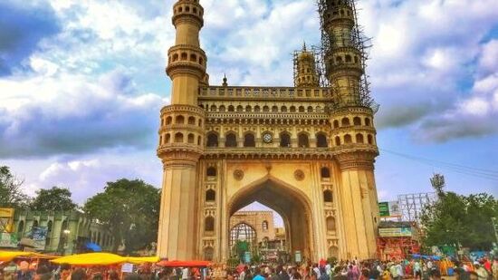 కుతుబ్ షాహీ రాజుల కాలంలో నిర్మించబడిన చార్మినార్.. హైదరాబాద్ నగరానికి మూలస్థానం. అప్పటి నగర రక్షణ కోసం దీన్ని నిర్మించారని చెబుతారు. అంతేకాకుండా నగరంలోని వ్యాపార కేంద్రంగా కూడా ఉండేది.