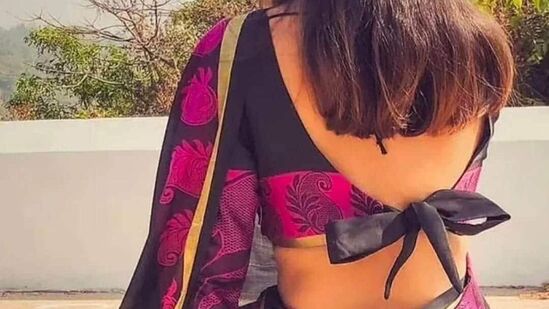 రిబ్బన్ షేప్ బ్లౌజ్ డిజైన్: బ్లౌజ్ వెనుక భాగంలో రిబ్బన్ ఆకారంలో ఉండే బ్లౌజ్ డిజైన్‌ను ఎంచుకోవచ్చు. వి ఆకారంలో ఉన్న బ్లౌజ్‌కు హుక్ పై రిబ్బన్‌ను ఉపయోగించి చాలా అందంగా డిజైన్ చేశారు. రోజువారీ దుస్తులు, కాటన్ చీరలకు ఈ డిజైన్ సరిగ్గా సరిపోతుంది. ఫ్యాన్సీ చీరకు కూడా బాగా సెట్ అవుతుంది.