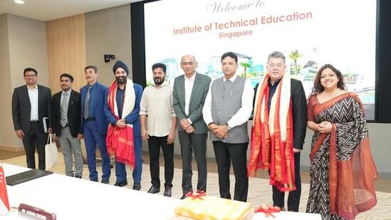 సింగపూర్ ఐటీఈలో సాంకేతిక నైపుణ్యాల అభివృద్ధి సహా 20కి పైగా విభిన్న డొమైన్‌ల పనితీరును సీఎం రేవంత్ రెడ్డి బృందం పరిశీలించింది. ఆయా రంగాలలో పనిచేస్తున్న నిపుణులు, సిబ్బందితో ముఖ్యమంత్రి మాట్లాడారు.&nbsp;
