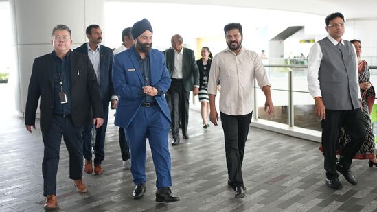సీఎం రేవంత్ రెడ్డి, ఐటీ శాఖ మంత్రి శ్రీధర్ బాబు ఉన్నతాధికారులతో కలిసి సింగపూర్ లో పర్యటిస్తున్నారు. సీఎం రేవంత్ రెడ్డి బృందం శుక్రవారం సింగపూర్‌లోని ఇనిస్టిట్యూట్ ఆఫ్ టెక్నికల్ ఎడ్యుకేషన్(ఐటీఈ)ను సందర్శించారు.