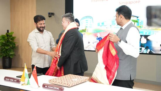 తెలంగాణలో స్కిల్స్ డెవలప్‌మెంట్ కార్యక్రమంలో భాగస్వామ్యం కావడానికి ముందుకొచ్చిన సింగపూర్‌ ఇనిస్టిట్యూట్ ఆఫ్ టెక్నికల్ ఎడ్యుకేషన్, సెంట్రల్ కాలేజీతో తెలంగాణ యంగ్ ఇండియా స్కిల్స్ యూనివర్సిటీ మధ్య కీలకమైన ఒప్పందం కుదిరింది.