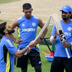 <p>Virat Kohli Out: విరాట్ కోహ్లీ, కేఎల్ రాహుల్ రంజీ ట్రోఫీ తదుపరి రౌండ్ మ్యాచ్ ఆడటం లేదు. ఈ ఇద్దరూ గాయాలతో బాధపడుతున్నట్లు బీసీసీఐకి చెప్పారు.</p>
