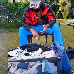 <p>Mohammed Shami: మహ్మద్ షమి చివరిసారిగా 2023 వన్డే ప్రపంచకప్ లో ఆడాడు.ఆ మెగా టోర్నీ ఫైనల్ తర్వాత గాయం కారణంగా మైదానానికి దూరమయ్యాడు. ఇప్పుడు 14 నెలల తర్వాత ఇంగ్లండ్ తో టీ20 సిరీస్ కు అతన్ని ఎంపిక చేశారు. ఈ సిరీస్ కోసం సిద్ధమవుతూ అతడు తన షూస్ శుభ్రం చేసుకుంటున్న వీడియోను షేర్ చేశాడు.</p>